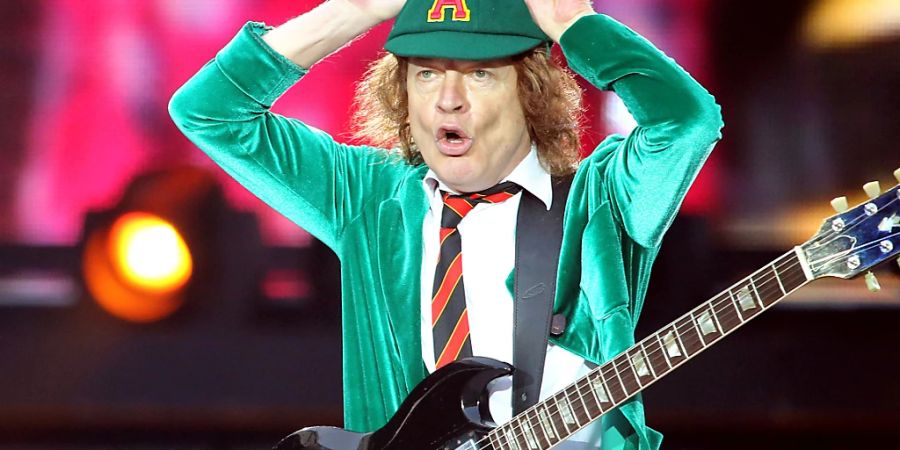 Leadgitarrist Angus Young spielt beim Konzert von AC/DC in der Red Bull Arena. Young ist 68-Jahre alt. (Archivbild)