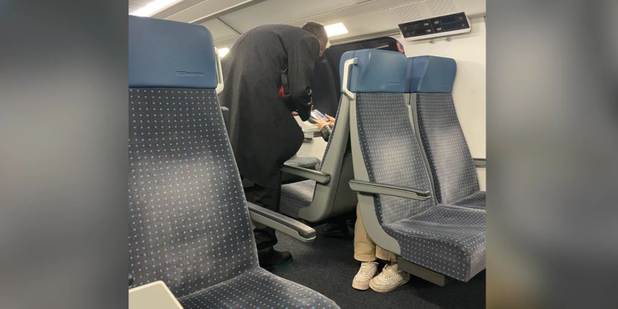 Inmitten der Sitzplätze versteckt sich ein Schwarzfahrer vor dem kommenden SBB-Kontrolleur.