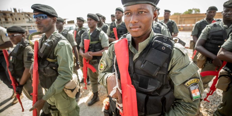 Auszubildende Polizisten der nigrischen Grenzschutzkompanie stehen bei der zivilen EU-Unterstützungsmission EUCAP Sahel Niger.