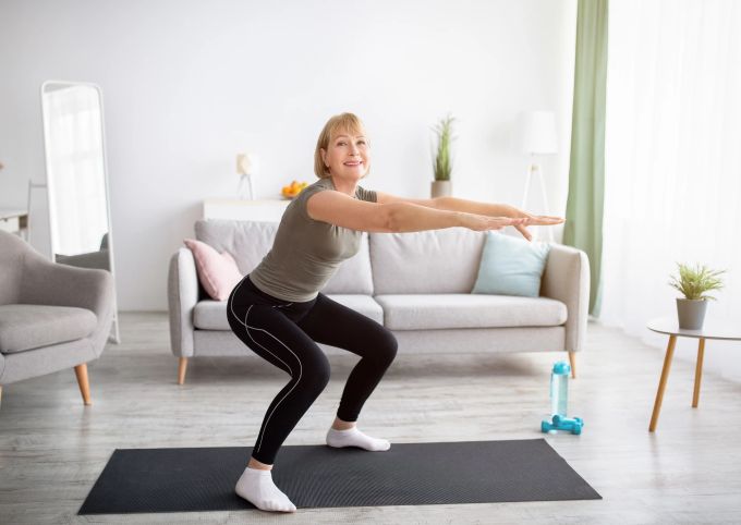 Die ruhige, kontrollierte Ausführung der Übungen wirkt sich positiv aufs Nervensystem aus und unterstützt so eine innere Balance. Ältere Frau beim Pilates