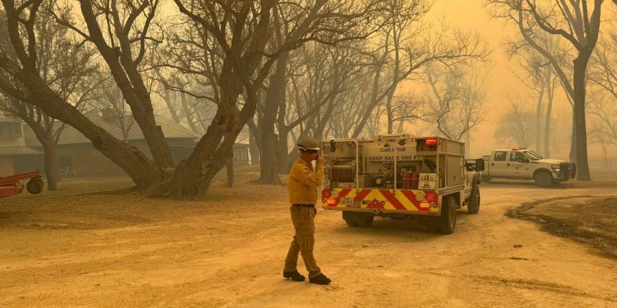 Die Feuerwehr kämpft im US-Bundesstaat Texas gegen mehrere sich schnell ausbreitende Waldbrände.