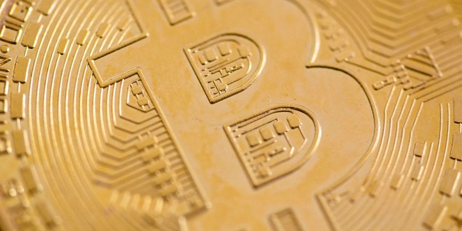 Die Kryptowährung Bitcoin knackte am Montagabend erstmals seit Ende 2021 wieder die Marke von 50.000 Dollar.