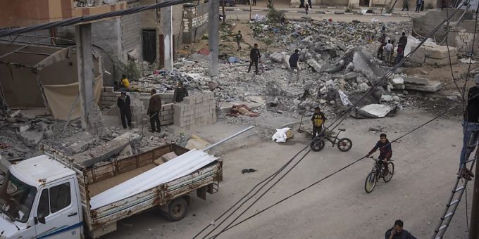 Palästinenser begutachten im Israel-Gaza-Krieg die Trümmer eines Hauses in Rafah. Israel-Gaza-Krieg