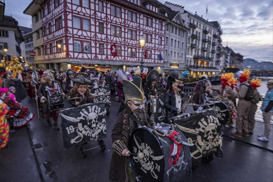 Eine Guggenmusik zieht durch die Gassen der Altstadt an der Fritschi-Tagwache der Luzerner Fasnacht am Schmutzigen Donnerstag, 13. Februar 2024 in Luzern. Die Luzerner Fasnacht dauert vom 8. Februar bis zum 21. Februar 2023.