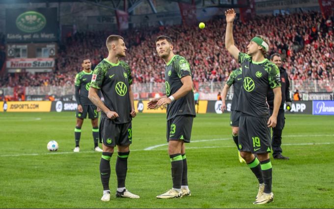 Die Partie zwischen Union und Wolfsburg in der Bundesliga musste wegen Tennisball-Würfen lange unterbrochen werden. bundesliga
