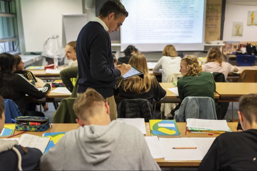 In der Schweiz erkranken jährlich etwa 350 Kinder an Krebs: Oft sind Schulen schlecht auf ihre Reintegration in den Unterricht vorbereitet. Es fehlt an Aufklärung. (Symbolbild)