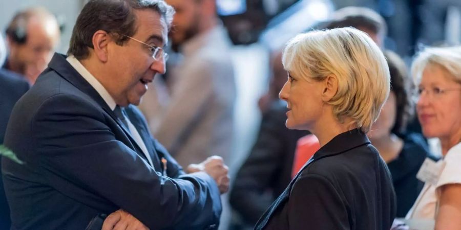 Die Unterlegene: Isabelle Moret nach ihrer Niederlage im Gespräch mit Pascal Broulis, Regierungsrat des Kantons Waadt.