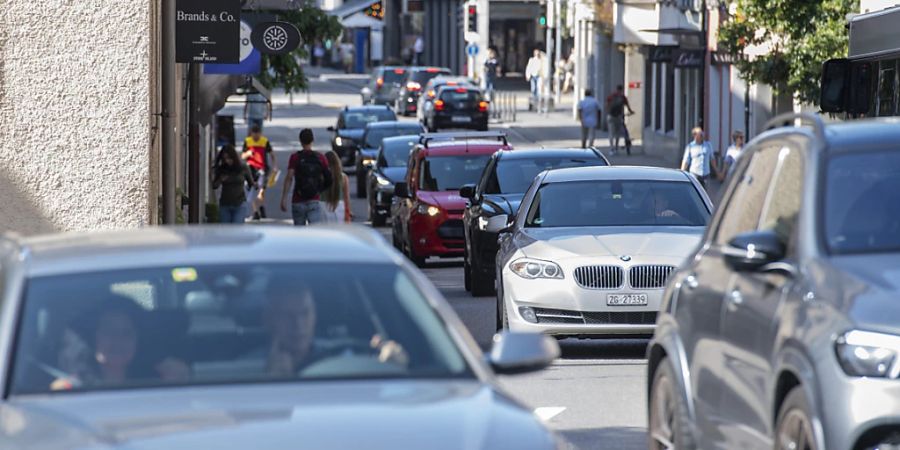 Das Verkehrsproblem in der Stadt Zug bleibt ungelöst. Die Stimmberechtigten lehnten den Entlastungstunnel ab. (Archivbild)