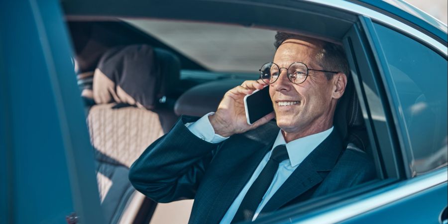 Business-Man im Auto, Telefon, Luxuswagen, Chauffeurdienst