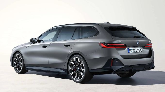 Im üppigen M-Ornat kommt das elektrische Topmodell der BMW i5 Touring M60 xDrive daher BMW i5 Touring M60