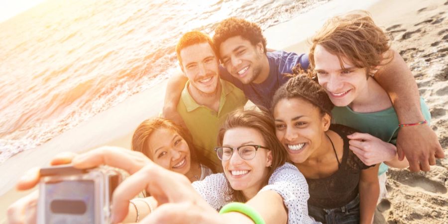 Gruppe Selfie Strand Sonnenuntergang