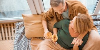 paar entspannt sich in wohnzimmer, decken, wein, europäisch-kaukasisch