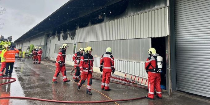 Hagenbuch ZH - Brand in Lagerhalle verursacht grossen Sachschaden