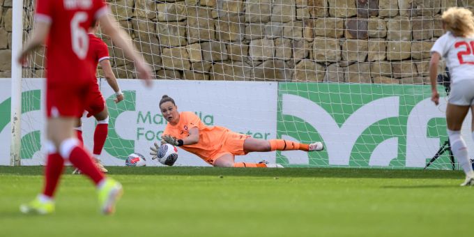 Elvira Herzog pariert den Penalty von Ewa Pajor. Schweizer Nati