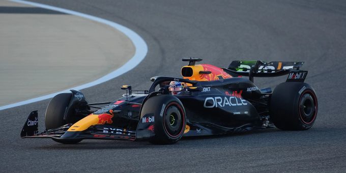 Der Niederländer Max Verstappen ist im Red-Bull-Boliden auf der Strecke in Bahrain unterwegs. Der Niederländer Max Verstappen ist im Red-Bull-Boliden auf der Strecke in Bahrain unterwegs.