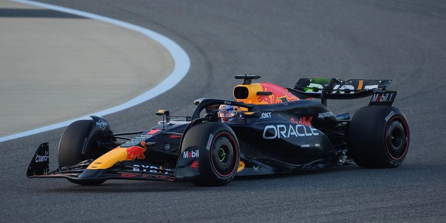 Der Niederländer Max Verstappen ist im Red-Bull-Boliden auf der Strecke in Bahrain unterwegs.