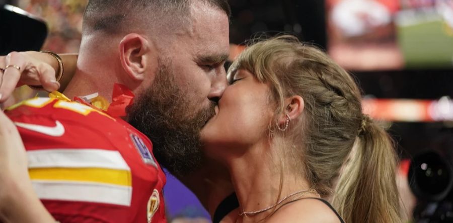 Dort unterstützte sie ihren Schatz, Football-Spieler Travis Kelce.