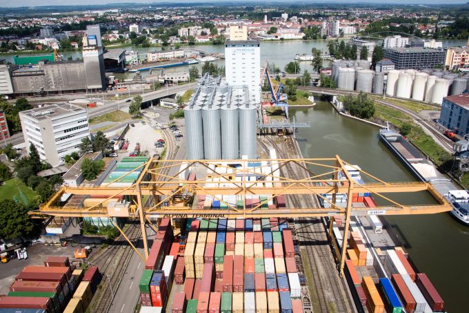 Im Containerterminal in Basel-Kleinhüningen werden Güter von Rheinschiffen auf die Bahn verladen. Containerterminal Basel Hafen Verlagerung