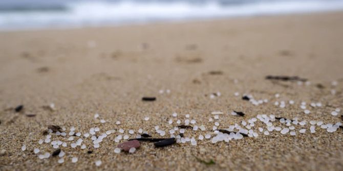 Angeschwemmte Plastikkügelchen am Strand