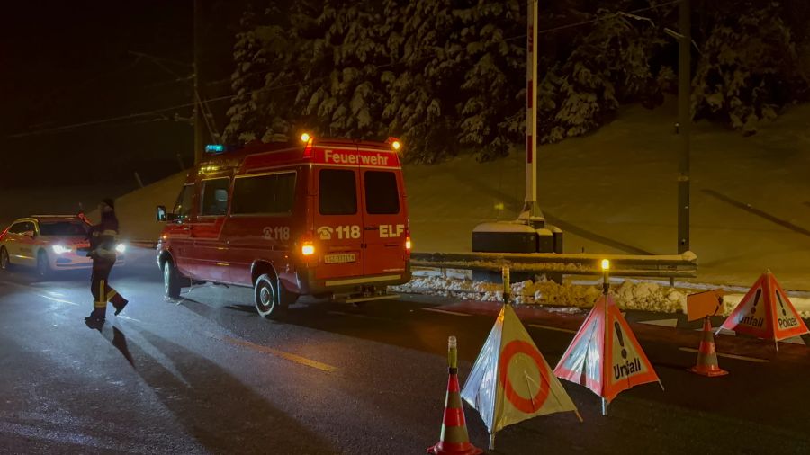 Nach der Erstversorgung durch den Rettungsdienst wurde der erheblich Verletzte mit der Rettungsflugwacht in ein ausserkantonales Spital geflogen.