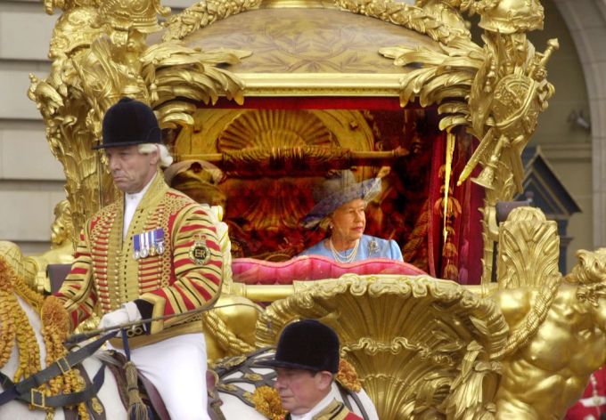 Die Queen sitzt in der Kutsche, die ihr Nachfolger Charles benutzen wird. queen