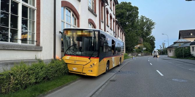 Postauto gegen Hauswand