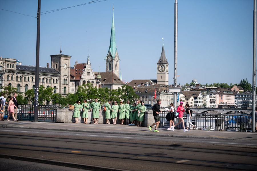 Die Gruppe geniesst eine Pause vor ikonischer Zürcher Kulisse.