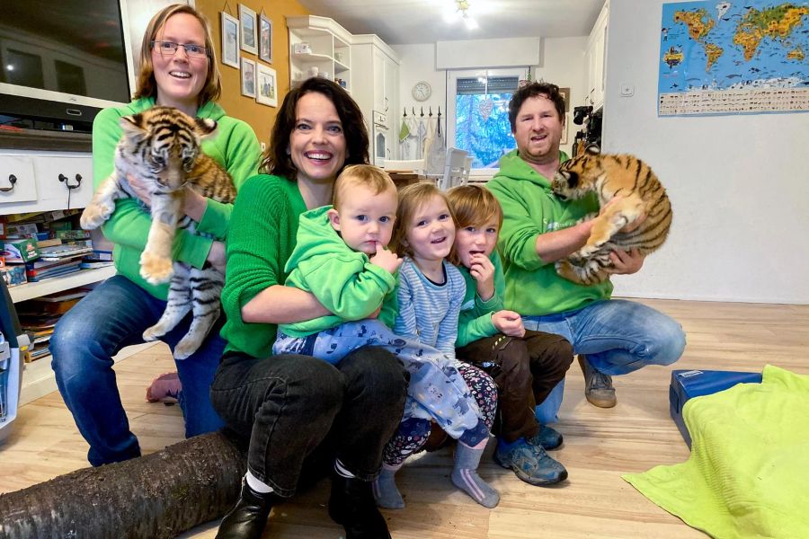 Mona Vetsch mit der Auswanderer-Familie Müller-Taetz und deren Tigerbabies.