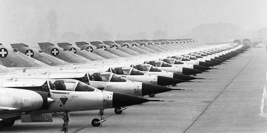 24 Kampfflugzeuge des Typs Mirage III werden im März 1968 auf dem Militärflugplatz Buochs (NW) präsentiert. (Archivbild)