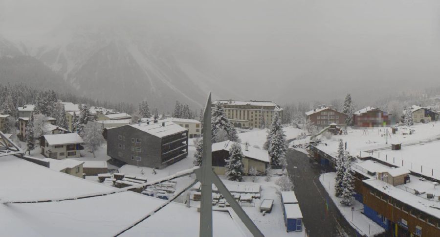 Die Bündner Gemeinde Arosa ist mit Neuschnee bedeckt.