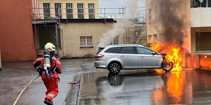 Schwanden GL - Auto geht auf Parkplatz plötzlich in Flammen auf