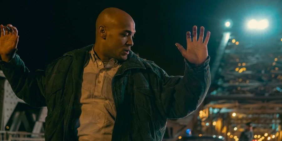 Sam (Malick Bauer) in der Serie, die die Geschichte von Samuel Meffire, dem ersten schwarzen Polizisten Ostdeutschlands, erzählt.