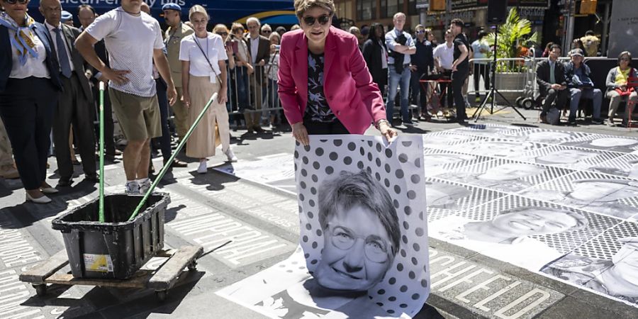 Bundesrätin Viola Amherd klebte ihr Porträt neben den Porträts von UN-Friedenssoldaten am Times Square in New York auf den Boden.