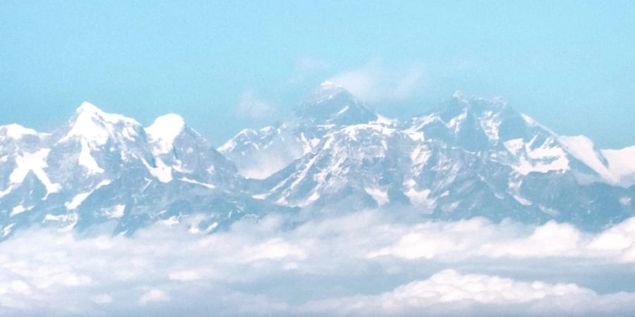 ARCHIV - Blick aus dem Flugzeug auf das Himalaya-Gebirge mit dem Mount Everest. Auf dem Mount Everest werden drei Sherpas vermisst. Foto: Sina Schuldt/dpa