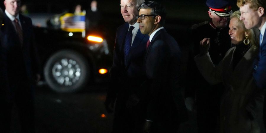 Grossbritanniens Premier Rishi Sunak begrüsst US-Präsident Joe Biden, als dieser am Flughafen im nordirischen Belfast aus der Air Force One steigt.