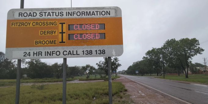 Ein Strassenschild in der westaustralischen Region Kimberley weist nach Überschwemmungen auf geschlossene Strassen hin. Ein Strassenschild in der westaustralischen Region Kimberley weist nach Überschwemmungen auf geschlossene Strassen hin.