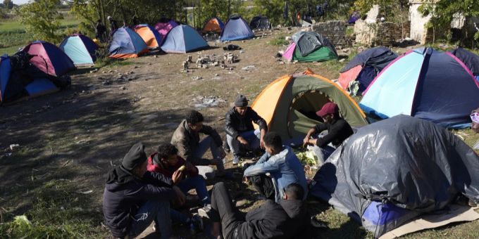 Flüchtlinge in einem improvisierten Lager an der EU-Aussengrenze. EU