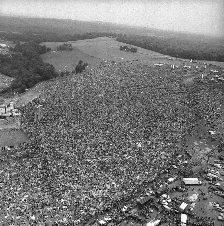 Zwischen dem 15. und 18. August kommen auf dem Woodstock-Festival in Beleth, New York, 400'000 Menschen zusammen.