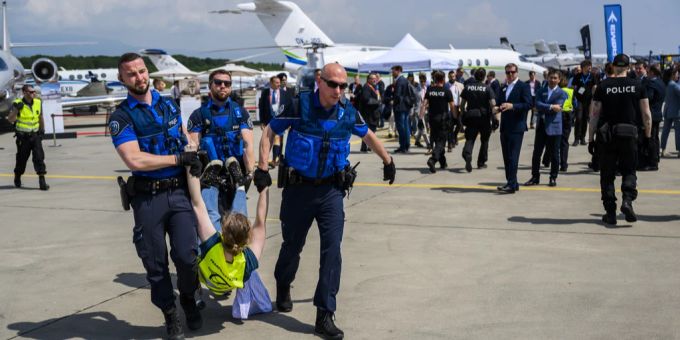 Flughafen Genf - 100 Klima-Aktivisten nach Privatjet-Protest verhaftet