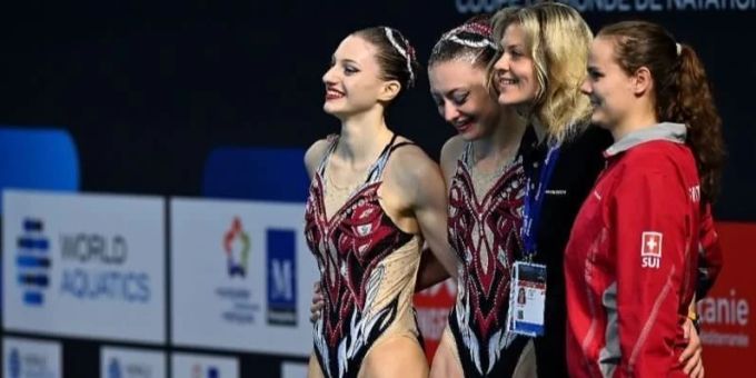 V.l.n.r. Emma Grosvenor und Margaux Varesio posieren mit Trainerin Tania Rudkovska und Ersatzschwimmerin Anna Tary nach dem starken Auftritt am World Cup. Artistic Swimming