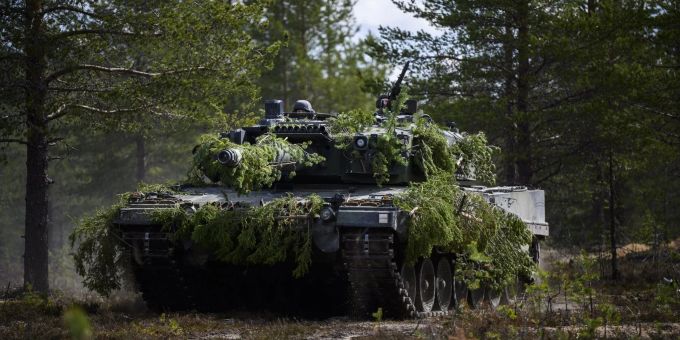 Ein finnischer Panzer Leopard 2A6 fährt während eines Nato-Manövers durch einen Wald. (Archivbild) Ein finnischer Panzer Leopard 2A6 fährt während eines Nato-Manövers durch einen Wald. (Archivbild)