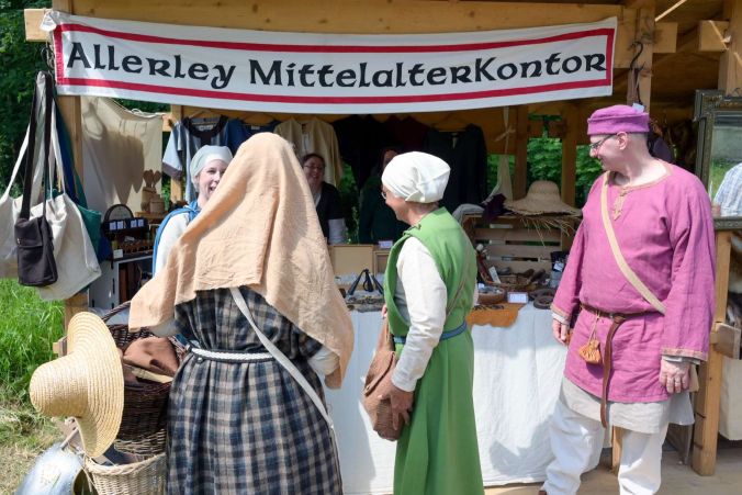 Gedränge vor dem Allerley Kontor.