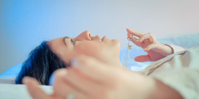 Unsere Gedanken haben sehr viel mehr Einfluss auf unsere Lebenssituation, als wir ahnen. Frau schaut an Decke