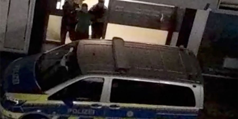 Die Polizei führt den Tatverdächtigen ab.