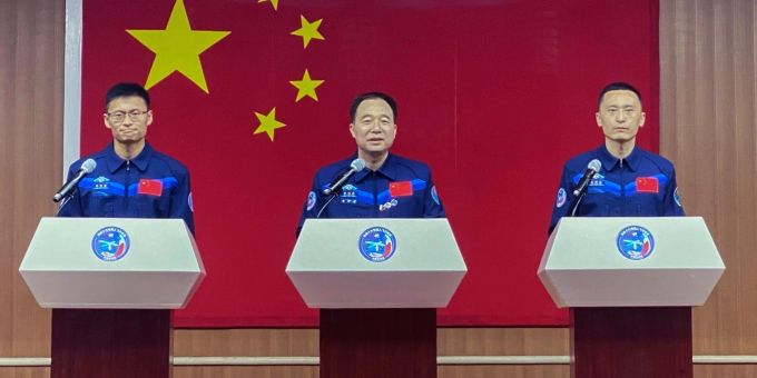 Rund fünf Monate soll die Mission der chinesischen Astronauten Gui Haichao l-r), Jing Haipeng und Zhu Yangzhu dauern. Peking