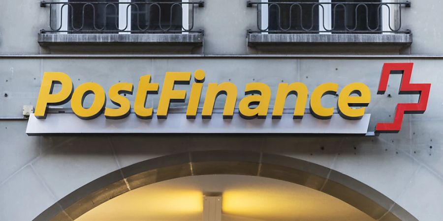 Das Logo der Postfinance an deren Filiale an der Aarbergergasse in Bern. (Archivbild)