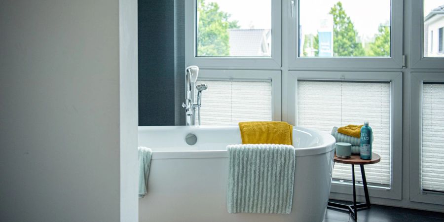 Schickes Bad - Schimmel will hier keiner haben. Silikonfugenmassen helfen zwar, davor zu schützen. Doch sie enthalten teils auch gesundheitsgefährdende Stoffe.