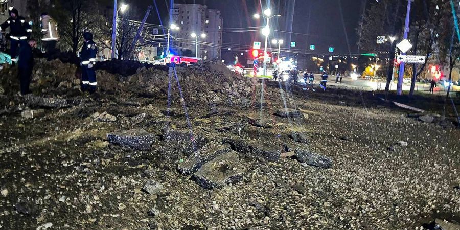 Das vom Telegram-Kanal des Gouverneurs der Region Belgorod veröffentlichte Handout-Foto zeigt den Krater nach der Explosion in Belgorod unweit der Grenze zur Ukraine.