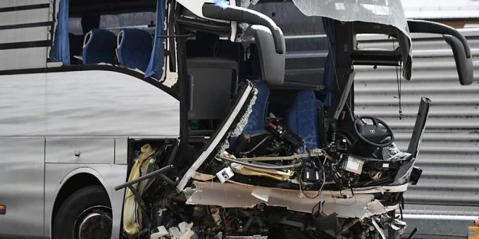 Das Car-Unglück auf der Zürcher Sihlhochstrasse vom Dezember 2018 wird zum Gerichtsfall. Die Zürcher Justiz erhebt Anklage gegen den Chauffeur. (Archivbild) sihlhochstrasse flixbus