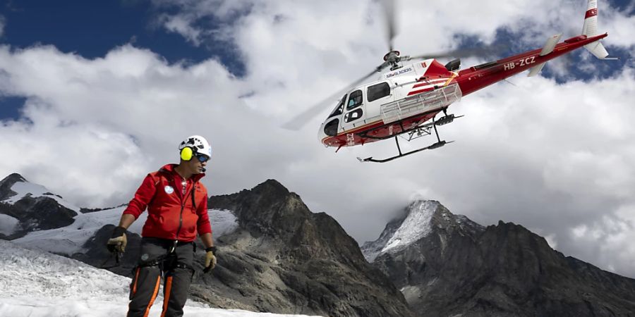 Die Einsatzkräfte konnten am Donnerstag nur noch den Tod des Skitourengängers feststellen. (Symbolbild)